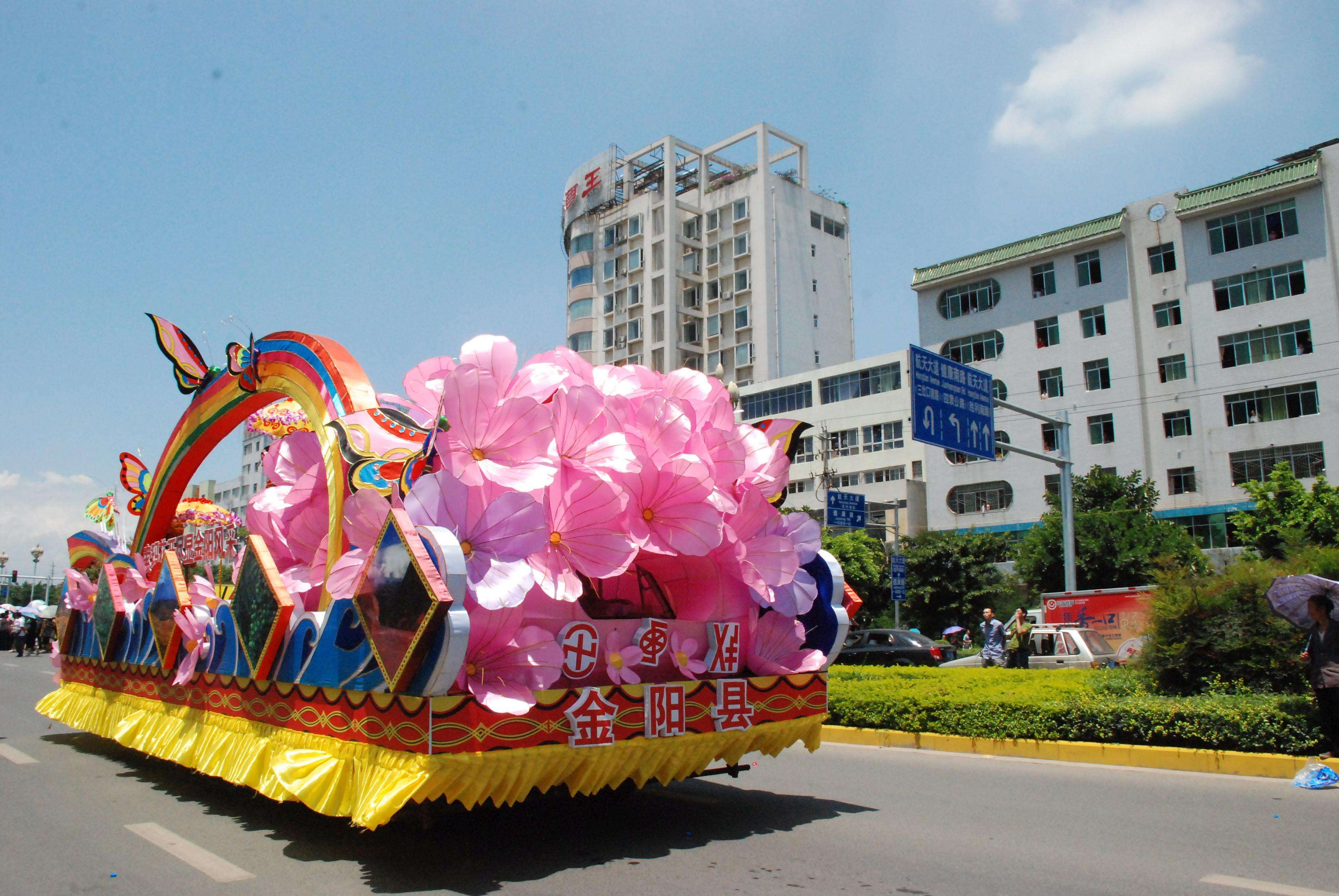 精品彩车-彩车设计-彩车制作-彩车图片-精品彩车-腾艺彩灯-自贡腾艺彩灯文化有限公司